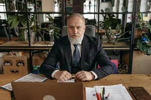 Директори державних шкіл у сільській місцевості отримують у середньому вдвічі менше, ніж їхні колеги у великих містах