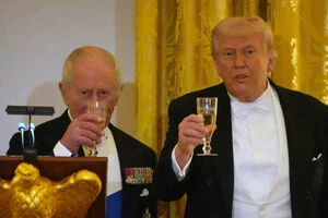 Король Чарльз III та Дональд Трамп під час державної вечері в Білому домі 