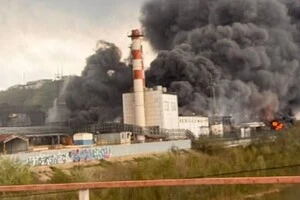 Після удару українських безпілотників спалахнули резервуари з нафтомазутною сумішшю