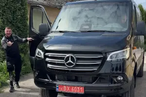 Команда CS Gladiator отримала від Буданова мікроавтобус для поїздок на змагання