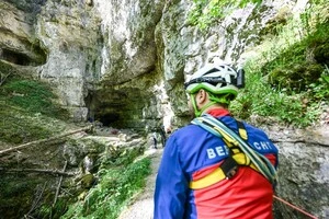 Дістатися до печери можна лише пішки через складну гірську місцевість