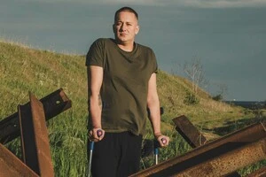 За час перебування в полоні Летунов втратив палець на нозі через гангрену та пересувається на милицях