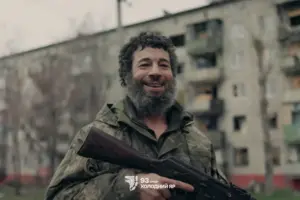 Попри пережите пекло, Хані не втрачає почуття гумору