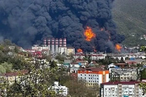 У ніч проти 28 квітня дрони знову атакували нафтозавод у російському Туапсе
