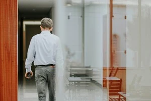 Працівники при цьому стають найбільш вразливою категорією, оскільки втрачають не лише роботу, а й соціальні гарантії та компенсації, передбачені законом