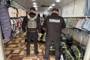 Вантажівки з одягом та взуттям перетинали кордон як гуманітарний вантаж на адресу благодійних фондів