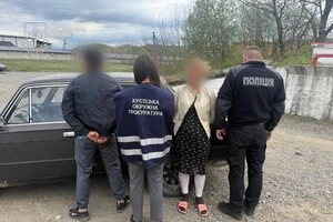 Жінку затримали одразу після того, як вона отримала гроші за двох своїх дітей