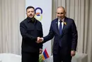 Український президент потрапив до Вірменії вперше за 24 роки. Володимир зеленський разом з вірменським прем’єром Ніколом Пашииняном)