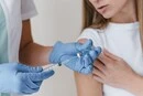 Вакцина проти Covid-19 провокує рак? Інфекціоністка повідомила про закриті дані наукових публікацій