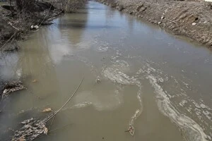 Забруднена річка у Маріуполі
