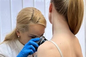 Поки людина не помічає змін на шкірі, захворювання може вже прогресувати та поширюватися на лімфатичні вузли й внутрішні органи