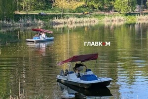 Кияни масово засмагають, купаються та катаються на катамаранах, рятуючись від аномальної спеки. 5 травня 2026 року