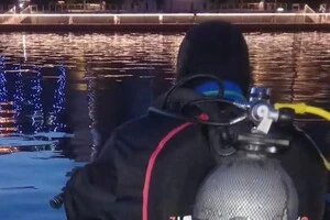 За допомогою катера рятувальники доправили чоловіка до берега та передали слідчо-оперативній групі