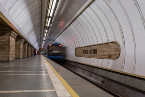 Наразі станція та перехід працюють у звичайному режимі