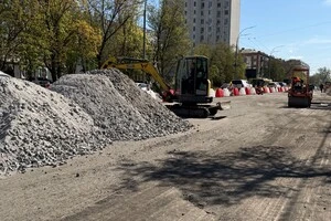 Наразі роботи тривають на парній стороні проспекту від вулиці Максима Кривоноса до вулиці Андрія Головка