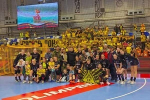 Дар'я Стаценко (сидить у центрі з двома дітьми) долучилася до фотосесії з окупантами
