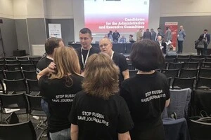 Делегація з України вдягла футболки з гаслом «Stop Russia. Save journalists»