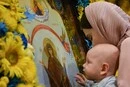 Як правильно прикладатися до ікон? ПЦУ роз’яснила, як поводити себе біля святинь