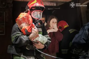Рятувальники вивели потерпілих на свіже повітря та передали бригаді медиків