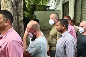 Співробітники служби охорони біля будівлі суду «Патіала Хаус» у Нью-Делі