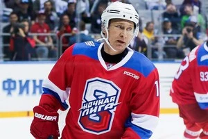 Володимир Путін підтримує Нічну хокейну лігу, інколи він бере участь у гала-матчах на фінальних фестивалях у Сочі