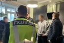 Видавали себе за працівників СБУ: у Києві затримано шахраїв, які ошукали жінку на $28 тис.