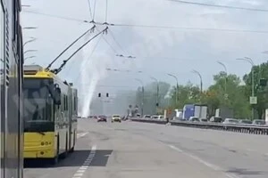  Через аварію на мережах рух транспорту мостом наразі ускладнено в обидва боки