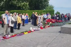 У Києві біля меморіалу Вічної Слави зібралася група проросійських осіб