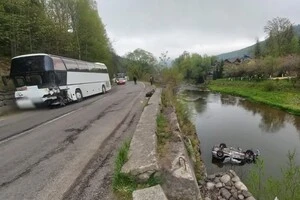 Від удару легковий автомобіль відкинуло за межі проїзної частини, після чого він злетів з дороги та впав у річку Прут
