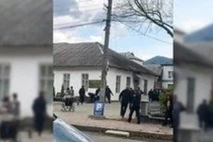 Біля ТЦК зібралося близько 30 людей, які почали виламувати двері