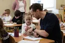  Зірка Marvel Том Гіддлстон відвідав українських дітей-біженців у Молдові