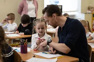 Том Гіддлстон у центрі Divertis у Кишиневі