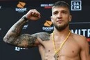 Амосов переміг іспанця «трикутником» і станцював брейк-данс в октагоні UFC