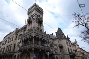 Палац на вулиці Генерала Чупринки, у якому живуть Оксана та Володимир Риботицькі