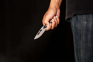 Чоловік завдав чисельних ножових поранень двом військовослужбовцям ТЦК