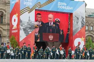 Российский диктатор Владимир Путин во время выступления на военном параде