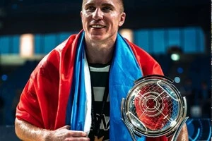 Фото Чишкали з прапором країни-агресора та кубком опублікувала пресслужба збірної Росії з футболу