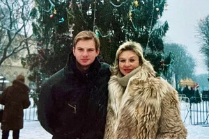 Слава Дьомін в юні роки зі своєю мамою