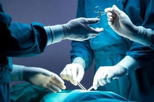 Медики не змогли відкачати пацієнтку після пластичної операції