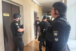 Поліція проводить затримання після інциденту зі стріляниною у міськраді