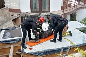 За допомогою рятувальної мотузки чоловіка підняли на поверхню