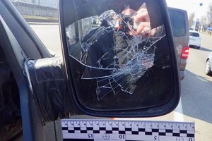 Розбите дебоширом бокове дзеркало автівки