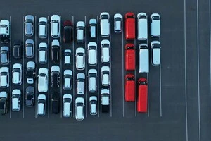 Бензинові легковики продовжують нарощувати попит, а основу ринку формують вживані імпортні автомобілі