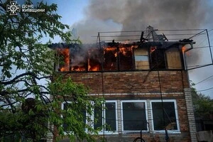 Пожежа охопила верхній поверх будинку