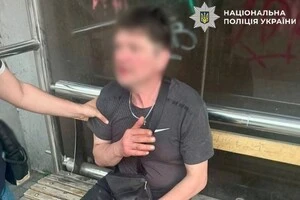 Під час обшуку у квартирі затриманого поліцейські вилучили мобільний телефон, заповнений фото та відео порнографічного характеру за участю неповнолітніх