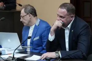 За словами Фоміна, у межах обшуку у квартирі Єрмака детективи НАБУ вилучили зубну щітку та пляшки з водою