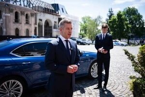 Новий прем'єр Угорщини відмовився від резиденції Орбана та обрав скромне авто