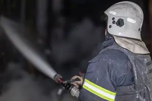 У Бучанському районі виникла пожежа складської будівлі та двох автомобілів
