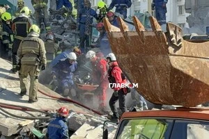 Рятувальники дістали з-лід завалів багатоповерхівки у Києві тіло загиблої людини. 14 травня 2026 року