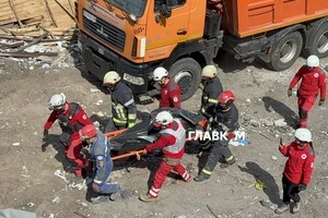Рятувальники дістали з-лід завалів багатоповерхівки у Києві тіло третьої жертви. 14 травня 2026 року